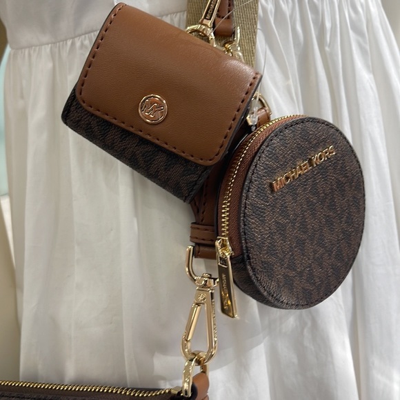 MICHAEL KORS
Jet Set Logo Crossbody Bag with Case Apple Airpods Pro®
Brown
NWT - Picture 7 of 16